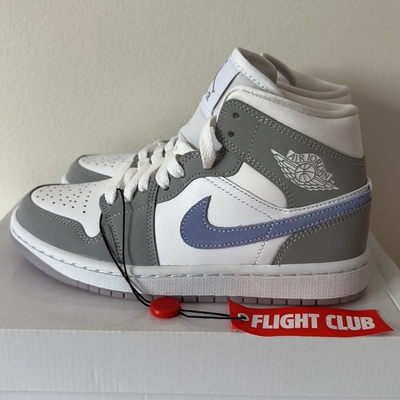 Women’s AIR JORDAN 1 MID NEW IN BOX - Picture 7 of 10
